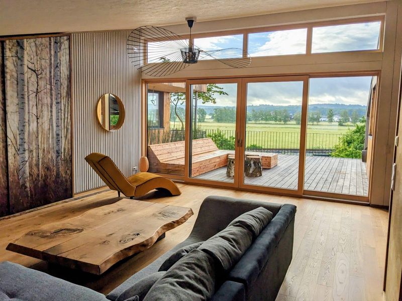 Traumhaftes Loftstudio mit grandiosem Blick in die Horlofftal-Auen.  Neubau Erstbezug. Möbliert.
